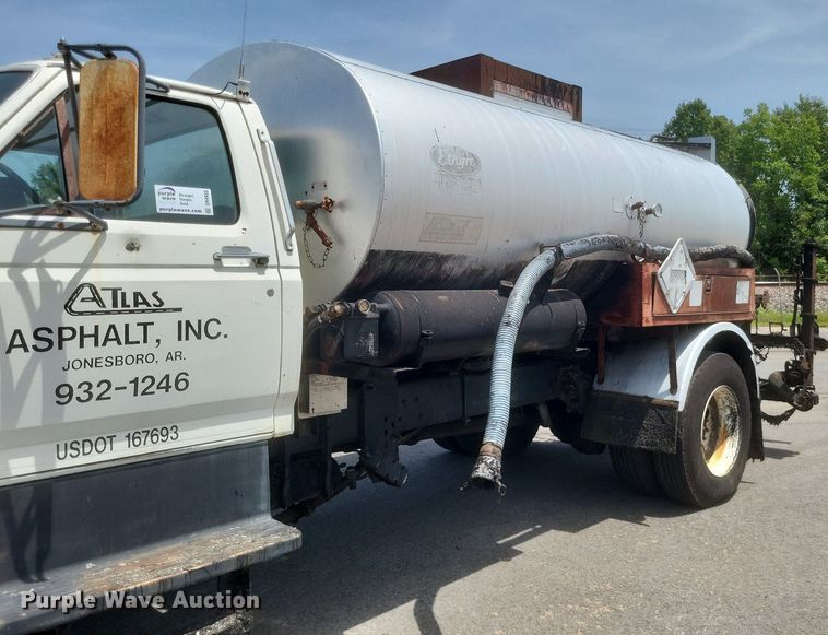 image for item DR4933 1997 Ford  F800 oil distributor truck