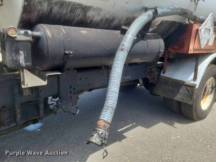 image for item DR4933 1997 Ford  F800 oil distributor truck