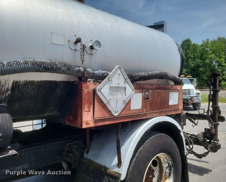 image for item DR4933 1997 Ford  F800 oil distributor truck