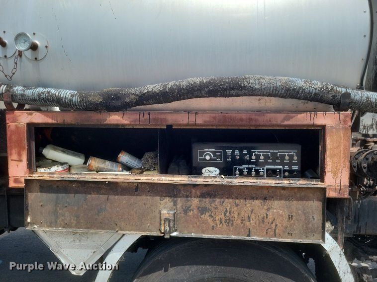 image for item DR4933 1997 Ford  F800 oil distributor truck