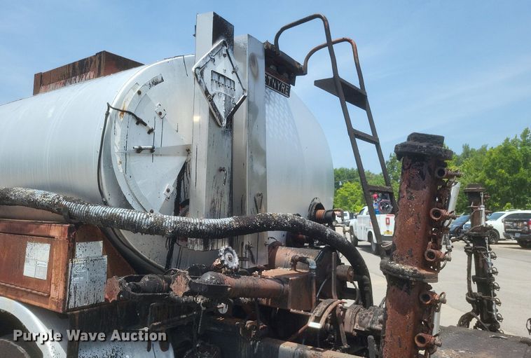 image for item DR4933 1997 Ford  F800 oil distributor truck