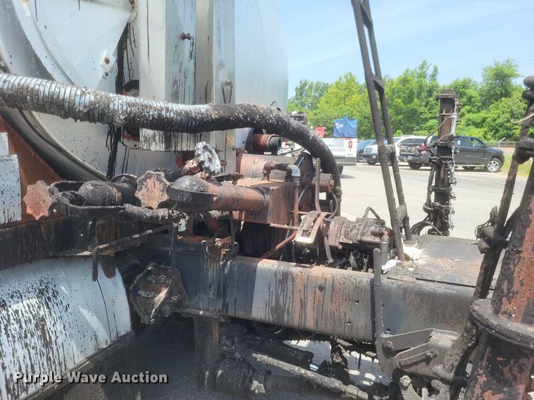 image for item DR4933 1997 Ford  F800 oil distributor truck