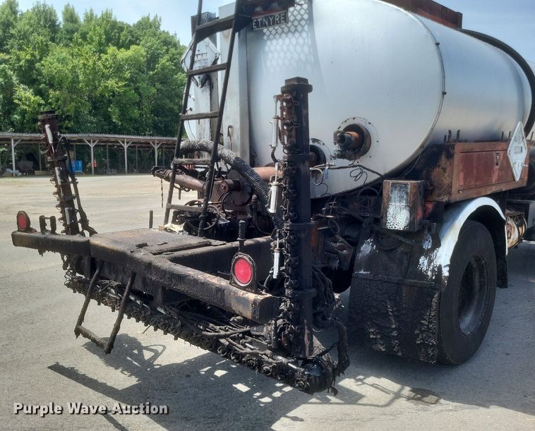 image for item DR4933 1997 Ford  F800 oil distributor truck