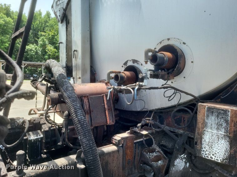 image for item DR4933 1997 Ford  F800 oil distributor truck