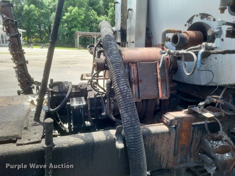 image for item DR4933 1997 Ford  F800 oil distributor truck