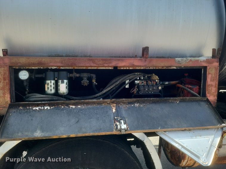 image for item DR4933 1997 Ford  F800 oil distributor truck