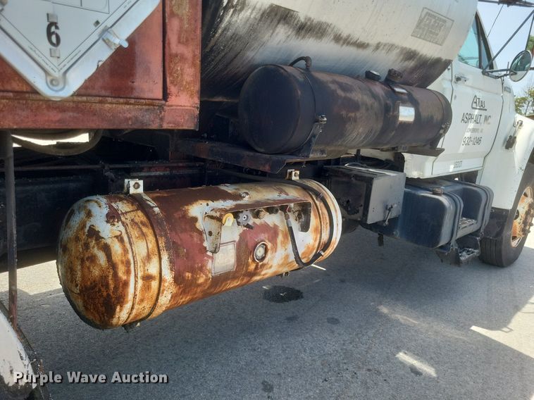 image for item DR4933 1997 Ford  F800 oil distributor truck