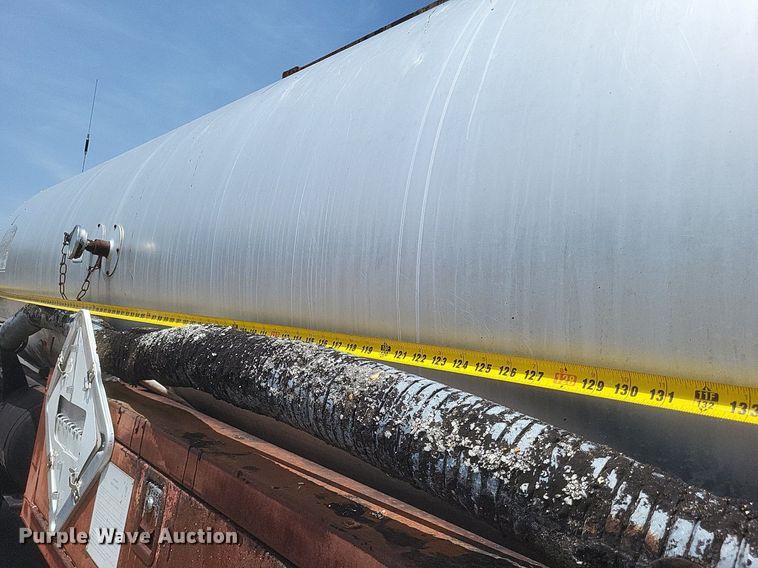 image for item DR4933 1997 Ford  F800 oil distributor truck