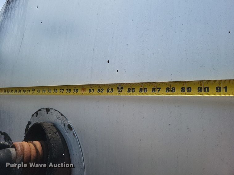 image for item DR4933 1997 Ford  F800 oil distributor truck