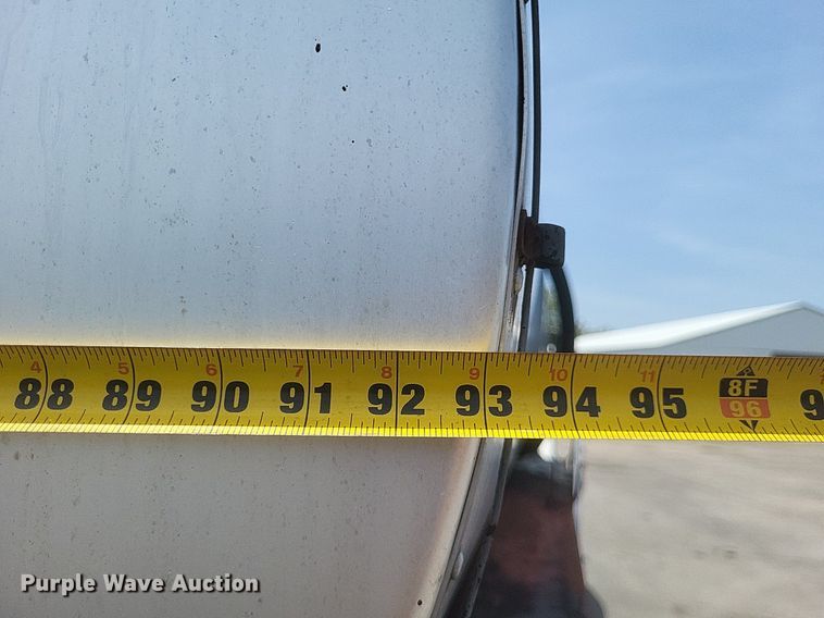 image for item DR4933 1997 Ford  F800 oil distributor truck