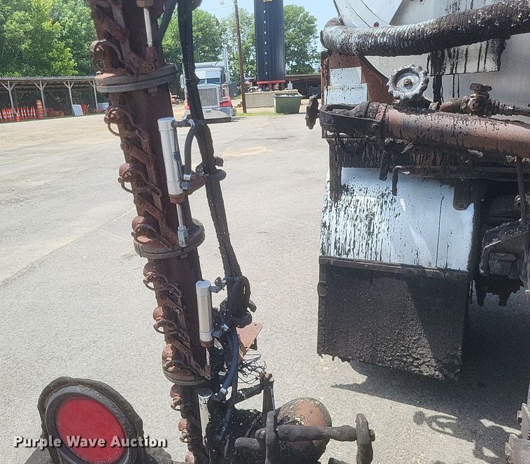 image for item DR4933 1997 Ford  F800 oil distributor truck