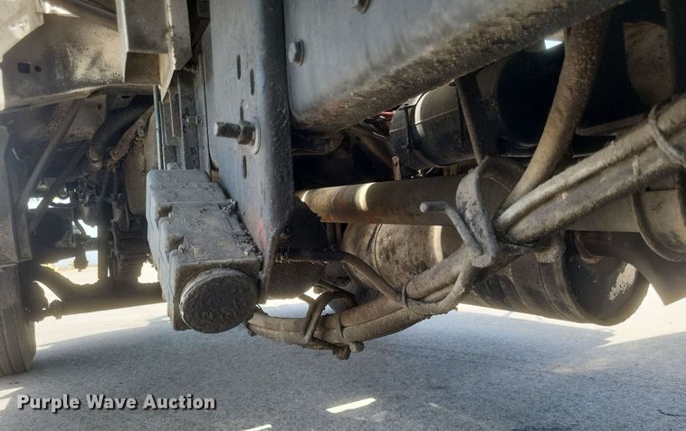 image for item DR4933 1997 Ford  F800 oil distributor truck