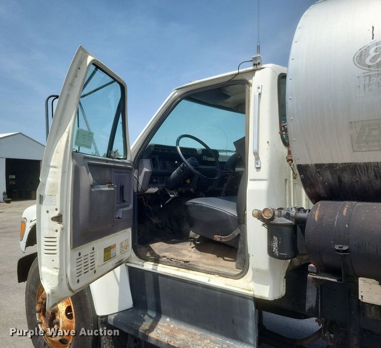 image for item DR4933 1997 Ford  F800 oil distributor truck