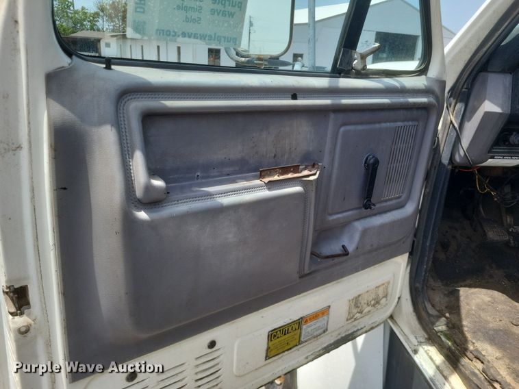 image for item DR4933 1997 Ford  F800 oil distributor truck