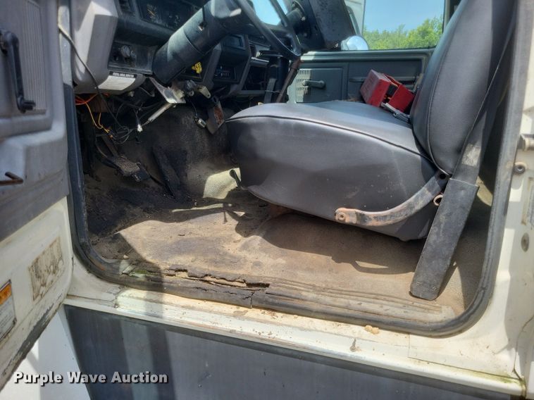 image for item DR4933 1997 Ford  F800 oil distributor truck