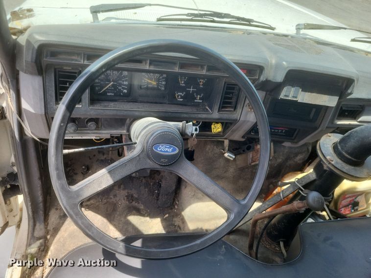 image for item DR4933 1997 Ford  F800 oil distributor truck