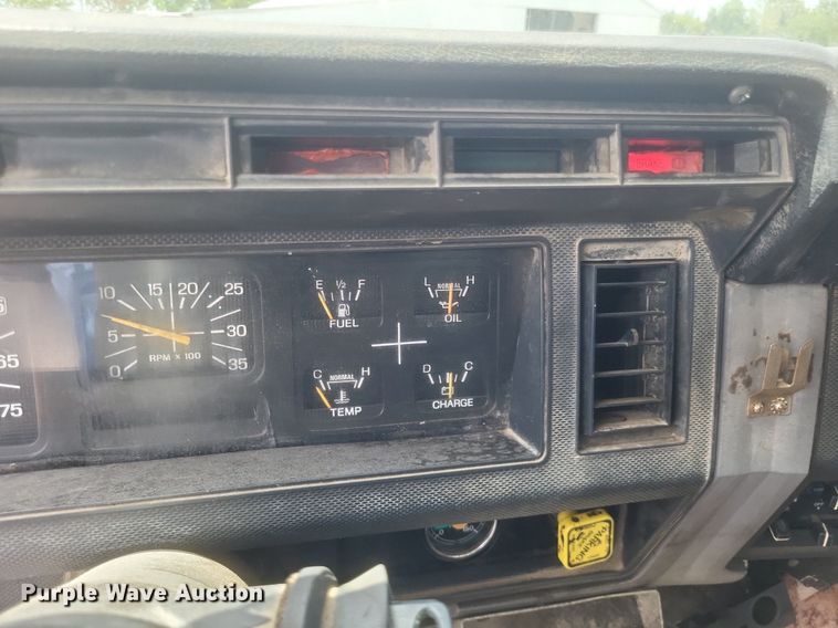 image for item DR4933 1997 Ford  F800 oil distributor truck