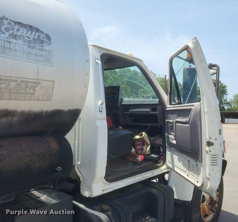 image for item DR4933 1997 Ford  F800 oil distributor truck