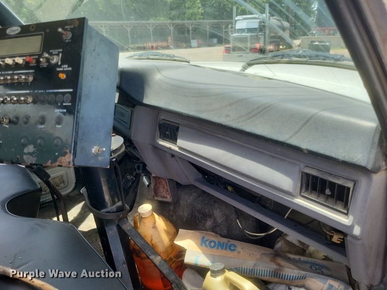 image for item DR4933 1997 Ford  F800 oil distributor truck