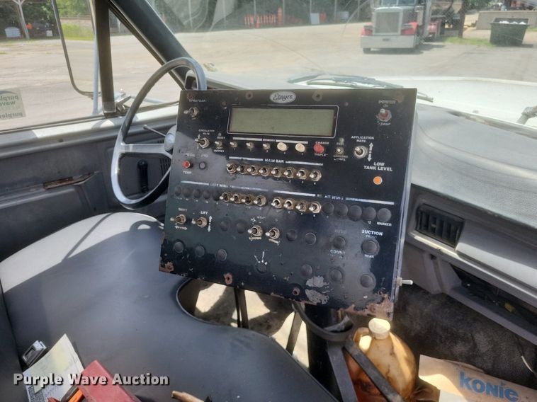 image for item DR4933 1997 Ford  F800 oil distributor truck