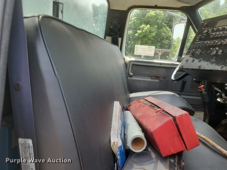 image for item DR4933 1997 Ford  F800 oil distributor truck