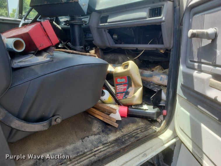 image for item DR4933 1997 Ford  F800 oil distributor truck