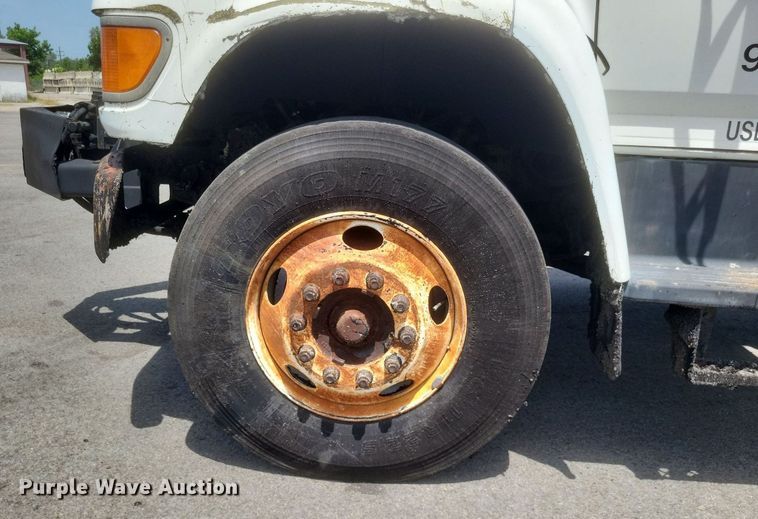 image for item DR4933 1997 Ford  F800 oil distributor truck