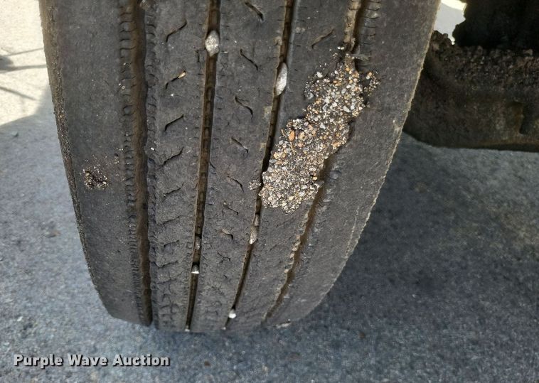 image for item DR4933 1997 Ford  F800 oil distributor truck