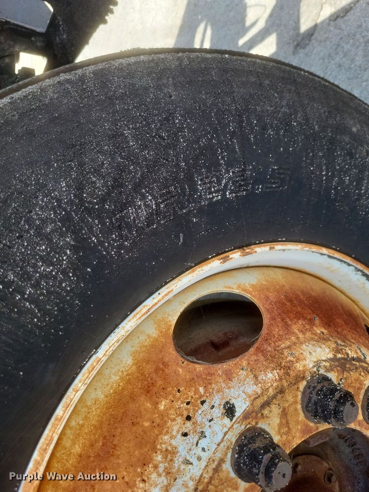 image for item DR4933 1997 Ford  F800 oil distributor truck