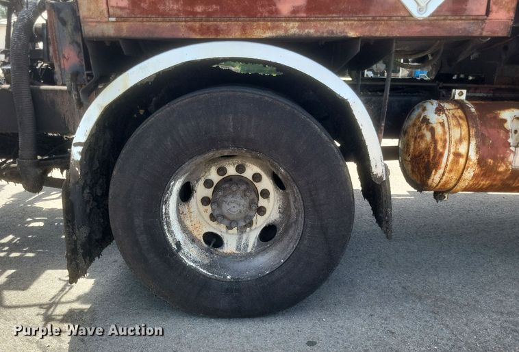 image for item DR4933 1997 Ford  F800 oil distributor truck