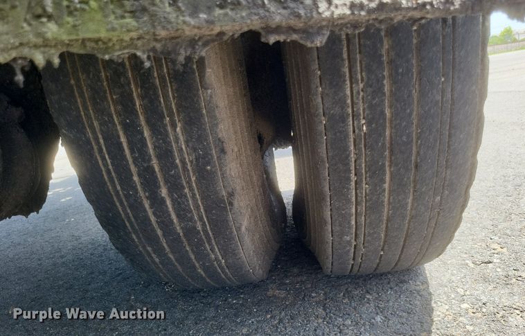 image for item DR4933 1997 Ford  F800 oil distributor truck