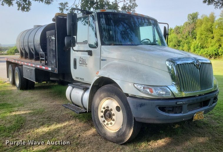 image for item DR4939 2011 International  DuraStar 4400 flatbed truck