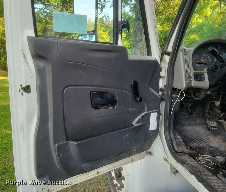 image for item DR4939 2011 International  DuraStar 4400 flatbed truck