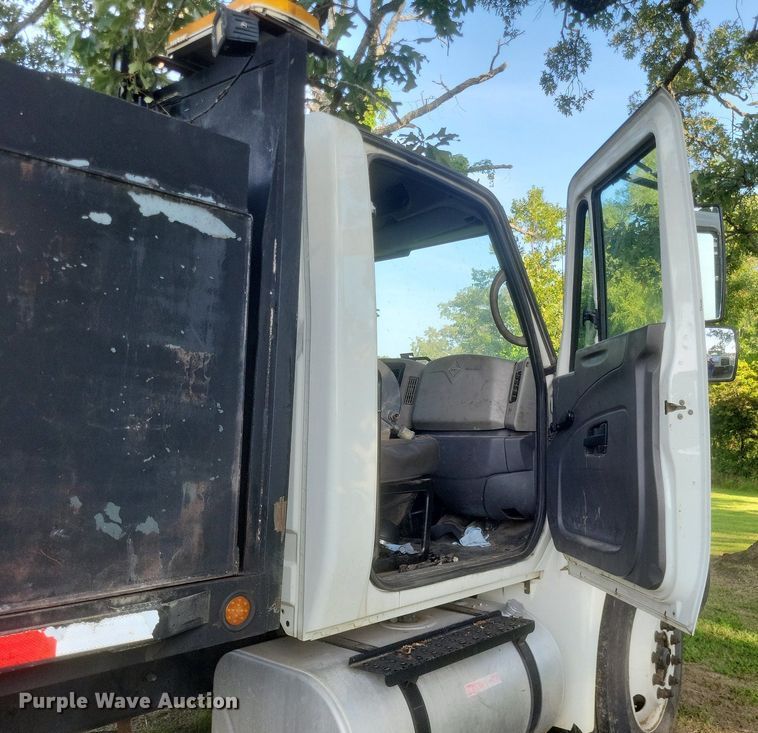 image for item DR4939 2011 International  DuraStar 4400 flatbed truck