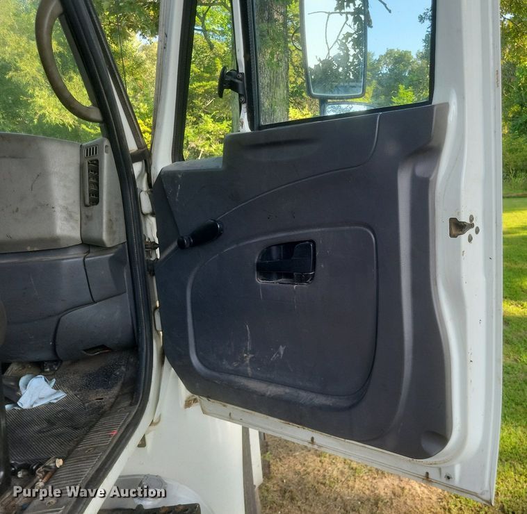 image for item DR4939 2011 International  DuraStar 4400 flatbed truck