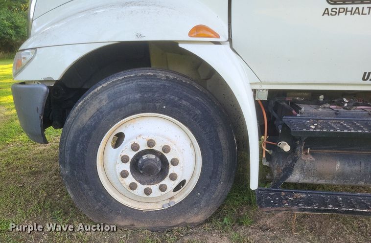 image for item DR4939 2011 International  DuraStar 4400 flatbed truck