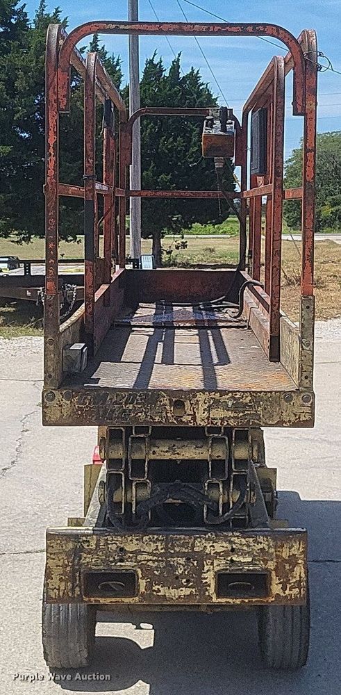 image for item DR4962 1996 JLG CM-2033 scissor lift