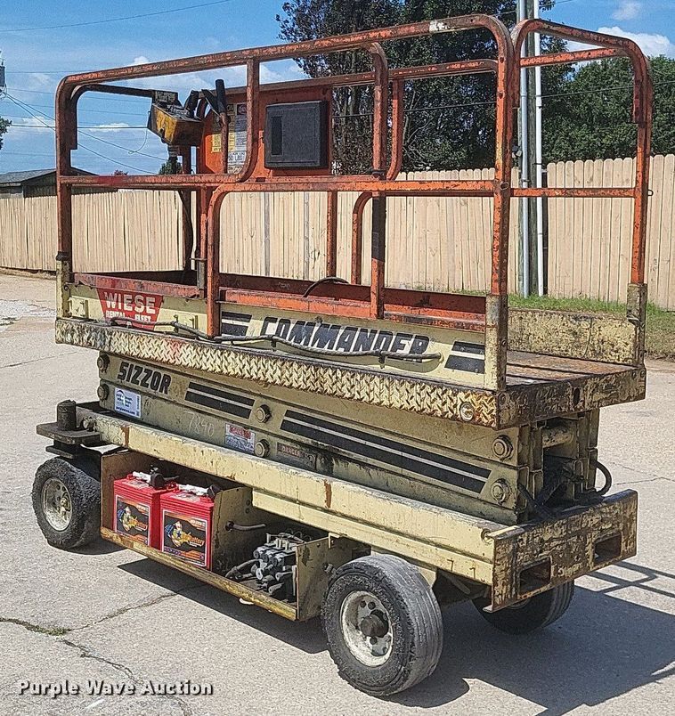 image for item DR4962 1996 JLG CM-2033 scissor lift