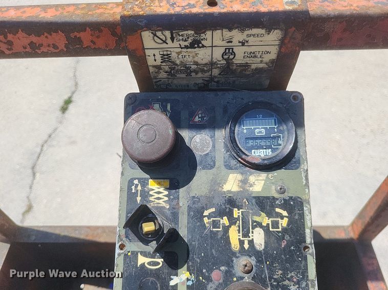 image for item DR4962 1996 JLG CM-2033 scissor lift