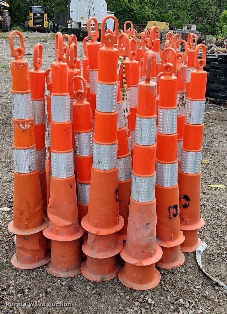 image for item DR8741 (100) Trimline traffic cones and bases