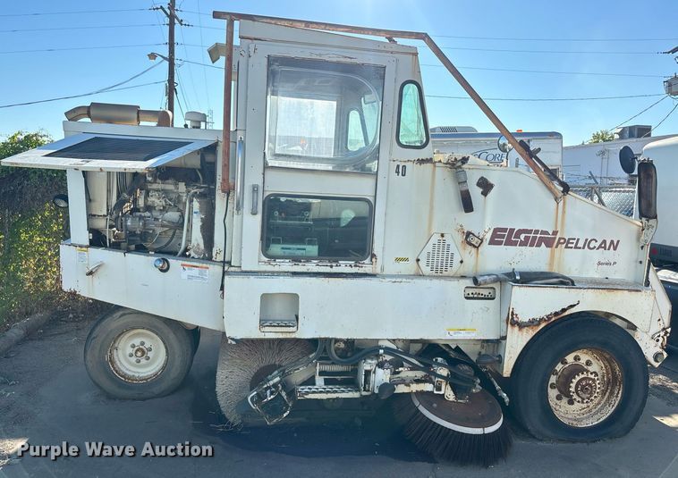 image for item DS2518 1996 Elgin Pelican  street sweeper