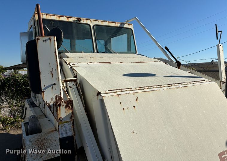 image for item DS2518 1996 Elgin Pelican  street sweeper