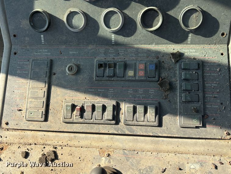 image for item DS2518 1996 Elgin Pelican  street sweeper