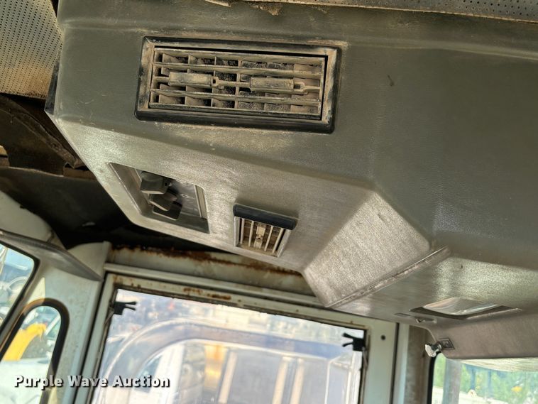 image for item DS2518 1996 Elgin Pelican  street sweeper