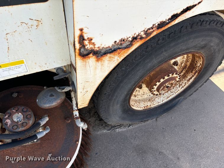 image for item DS2518 1996 Elgin Pelican  street sweeper