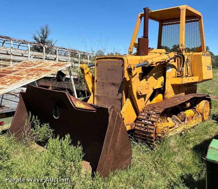 image for item DS2520 1977 John Deere  755 track loader