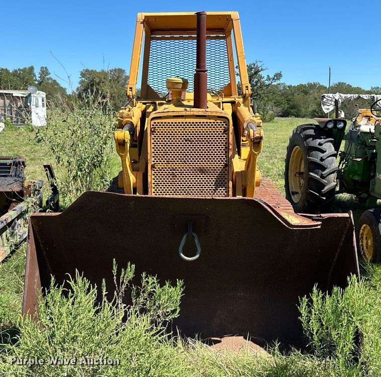 image for item DS2520 1977 John Deere  755 track loader