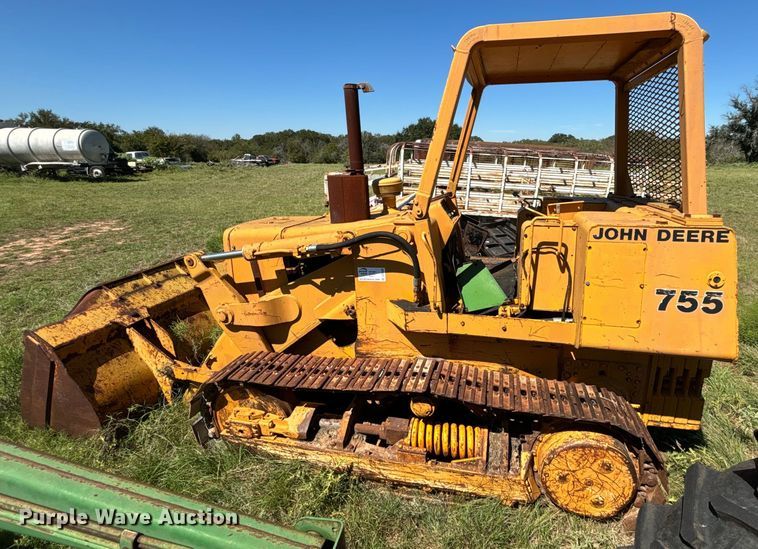 image for item DS2520 1977 John Deere  755 track loader