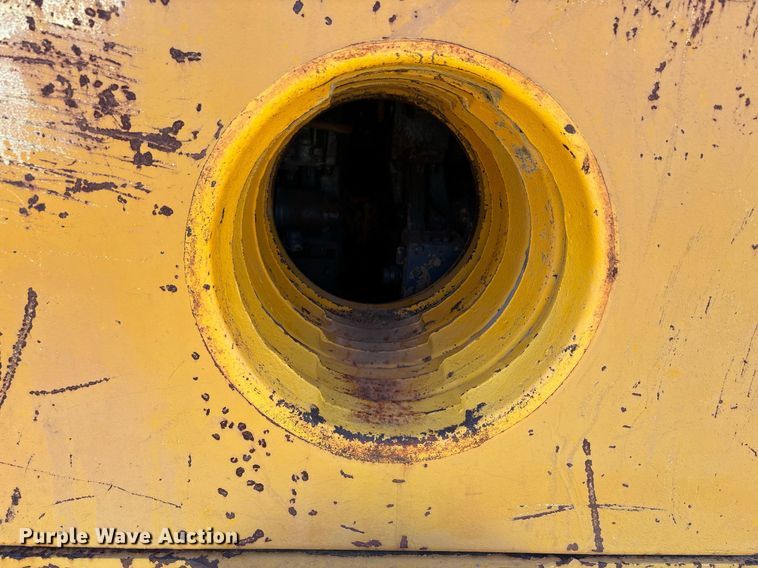 image for item DS2520 1977 John Deere  755 track loader