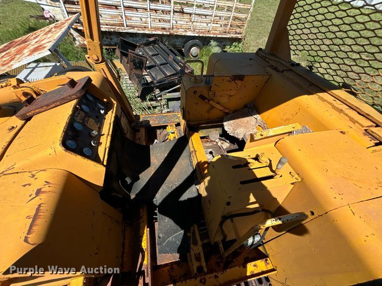 image for item DS2520 1977 John Deere  755 track loader